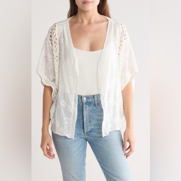 Vince Camuto Tops - Vince Camuto Lace Crochet Topper size 0S